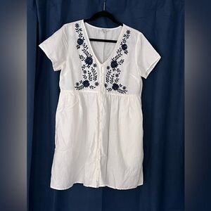 Madewell white dress with navy blue accent. Size M.